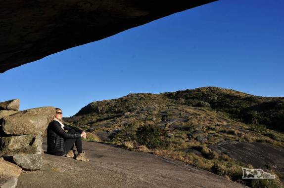 Esquentando-se pela manhã sob o Castelo do Açu, no Parque Nacional da Serra dos Órgãos, no Rio de Janeiro